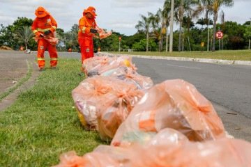Garis realizando a limpeza das ruas da capital. -  (crédito: Fotos: Lúcio Bernardo Jr./Agência Brasília)