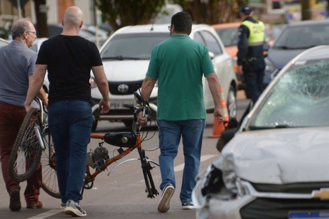Familiares recolheram a bicicleta motorizada da vítima que morreu atropelada no Jardim Botânico - (crédito: Ed Alves CB/DA Press) Familiares recolheram a bicicleta motorizada da vítima que morreu atropelada no Jardim Botânico - (crédito: Ed Alves CB/DA Press)