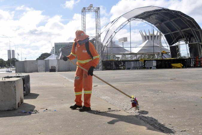  05/03/2025. Crédito: Minervino Júnior/CB/D.A Press. Brasil.  Brasilia - DF. Limpeza do SLU nas proximidades do Museu da República onde foi o Carnaval 2025.