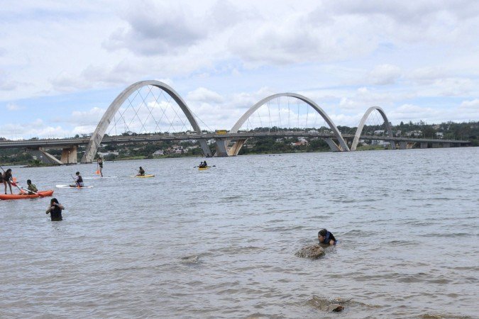  05/03/2025. Crédito: Minervino Júnior/CB/D.A Press. Brasil.  Brasilia - DF. Opnião dos Bahistas do Lago Paranoá após acidente de atropelamento de jet ski. Júlio César e Luana Rocha.