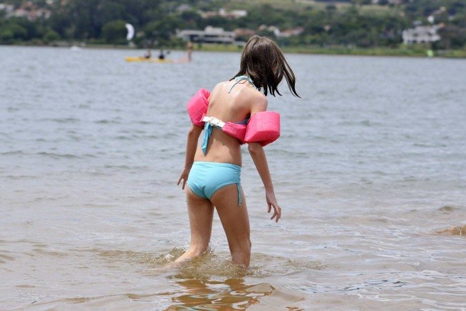  05/03/2025. Crédito: Minervino Júnior/CB/D.A Press. Brasil.  Brasilia - DF. Opnião dos Banhistas do Lago Paranoá após acidente de atropelamento de jet ski. Júlio César e Luana Rocha.