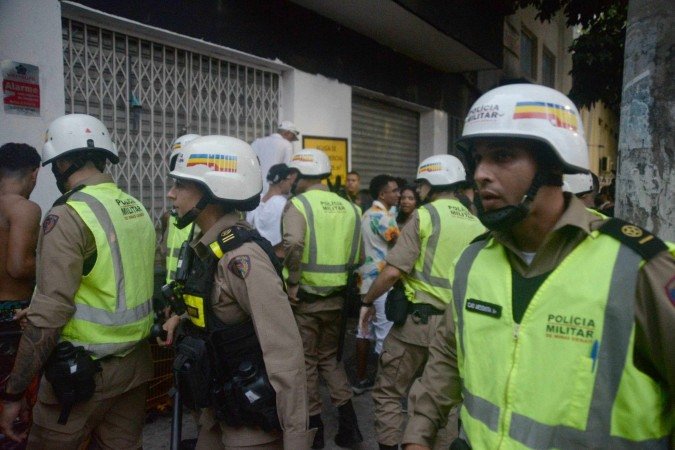 Policiais encontraram o homem caído ao chão, logo após as facadas - (crédito: Túlio Santos/EM/D.A Press) Policiais encontraram o homem caído ao chão, logo após as facadas - (crédito: Túlio Santos/EM/D.A Press)