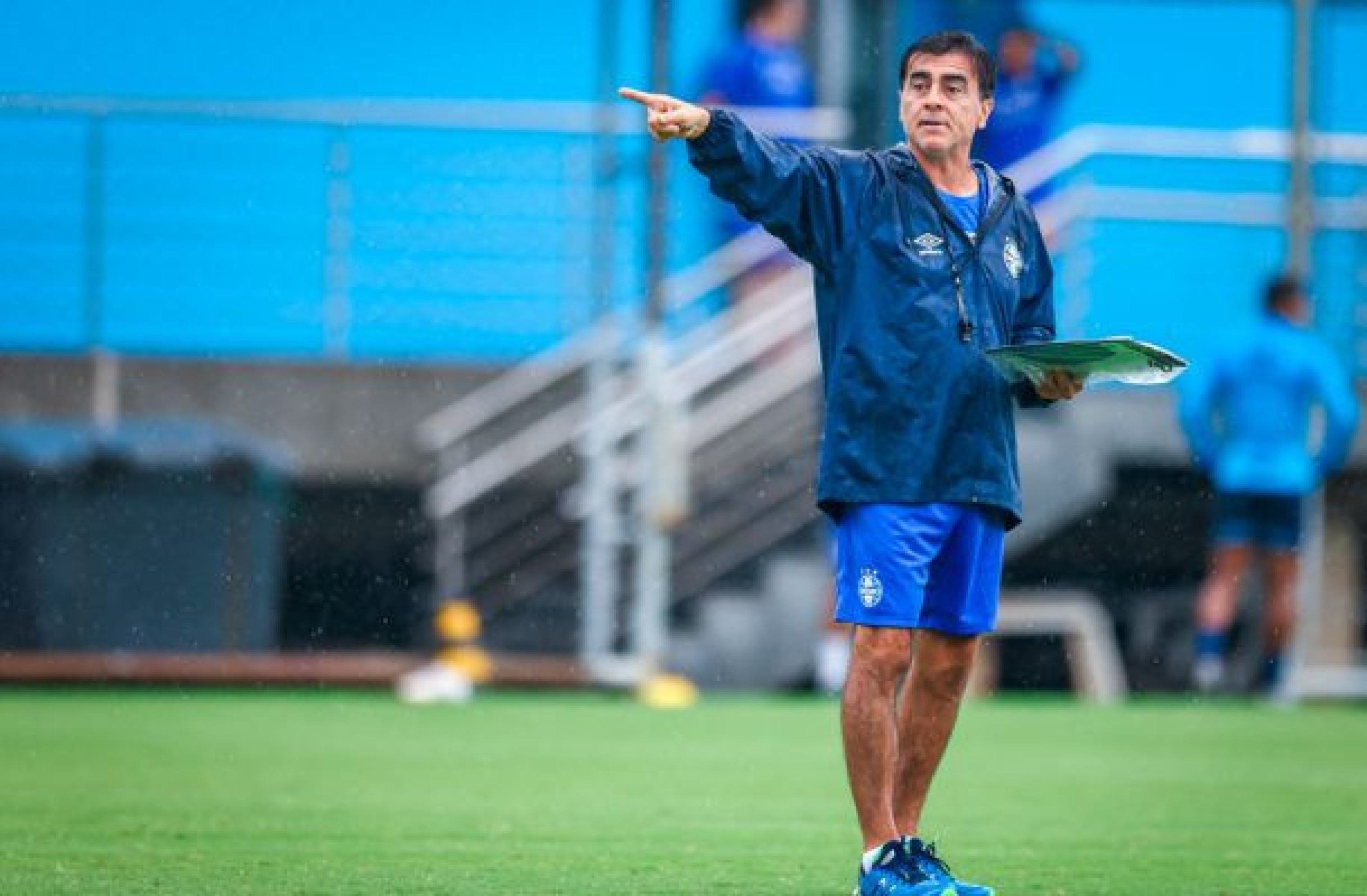Grêmio se preocupa com ausência de Quinteros em finais do Gauchão