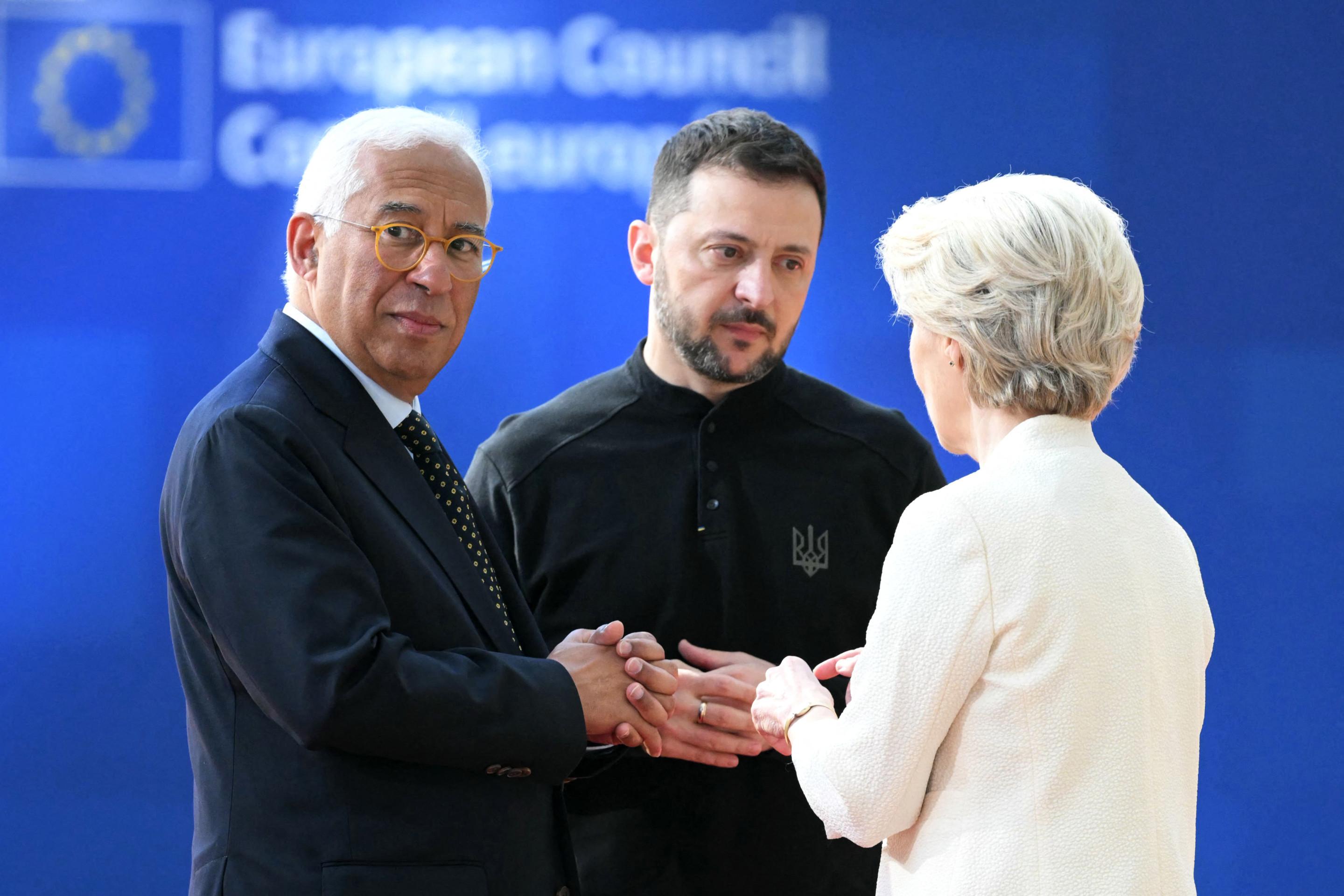 Volodymyr Zelensky (C) conversa com Antonio Costa e Ursula von der Leyen, presidentes do Conselho Europeu e da Comisso Europeia 