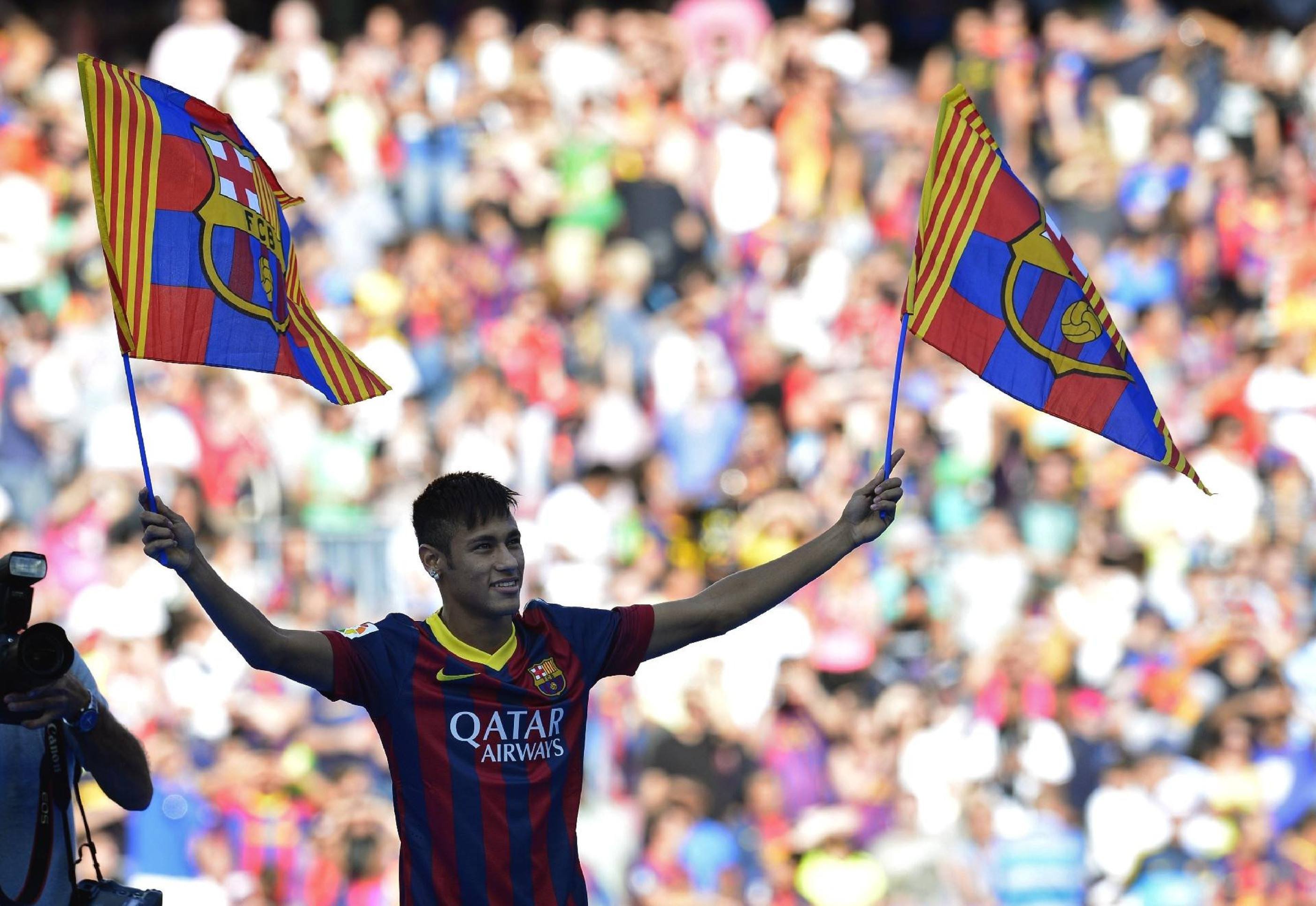 Em 2013, Neymar foi vendido para o Barcelona por 57 milhões de euros (conforme foi divulgado na época)