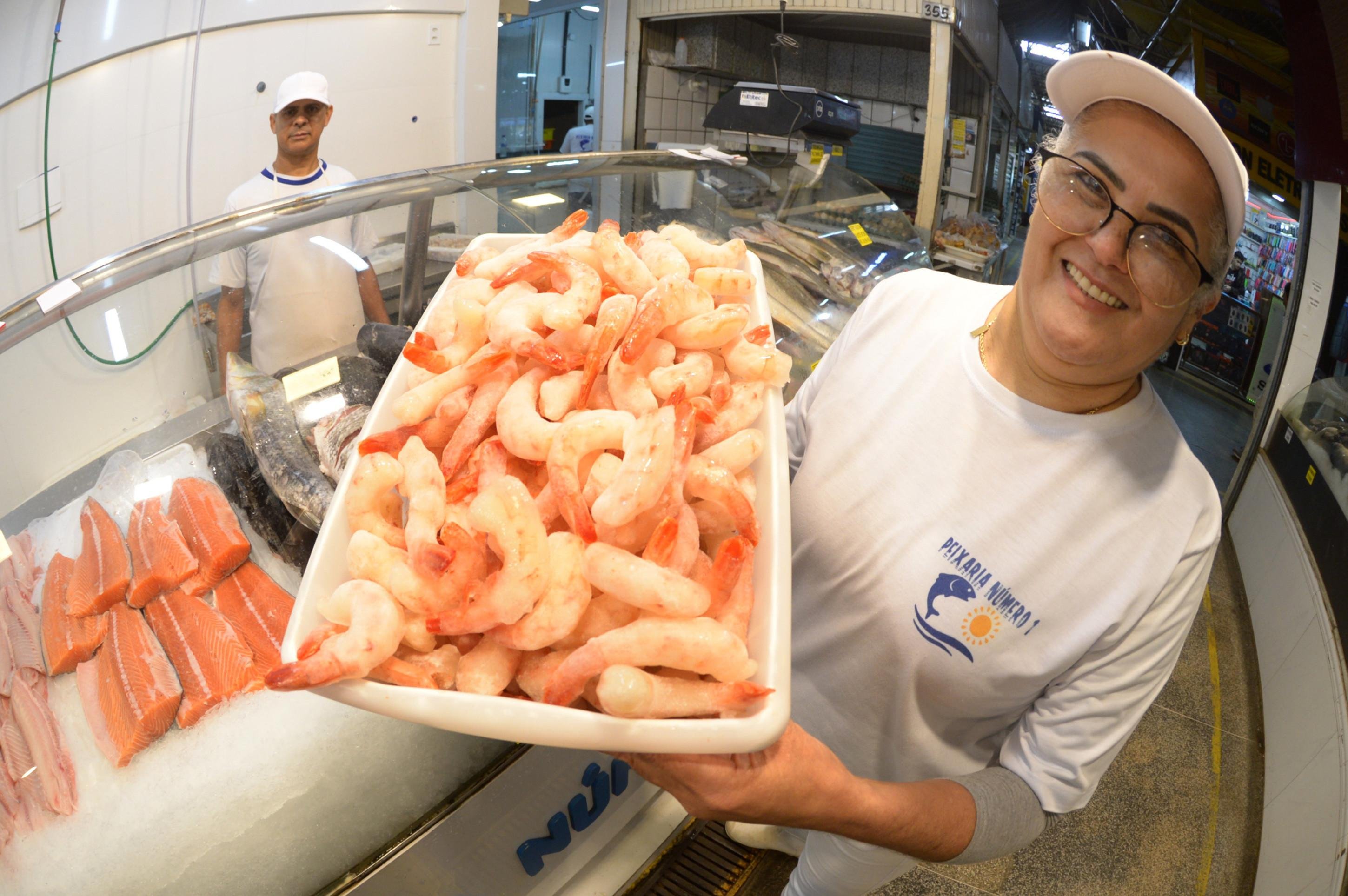  06/03/2025. Ed Alves CB/DA Press. Cidades. Peixaria - Vendas de Peixes na quaresma. Na foto, Gente Gleice. 