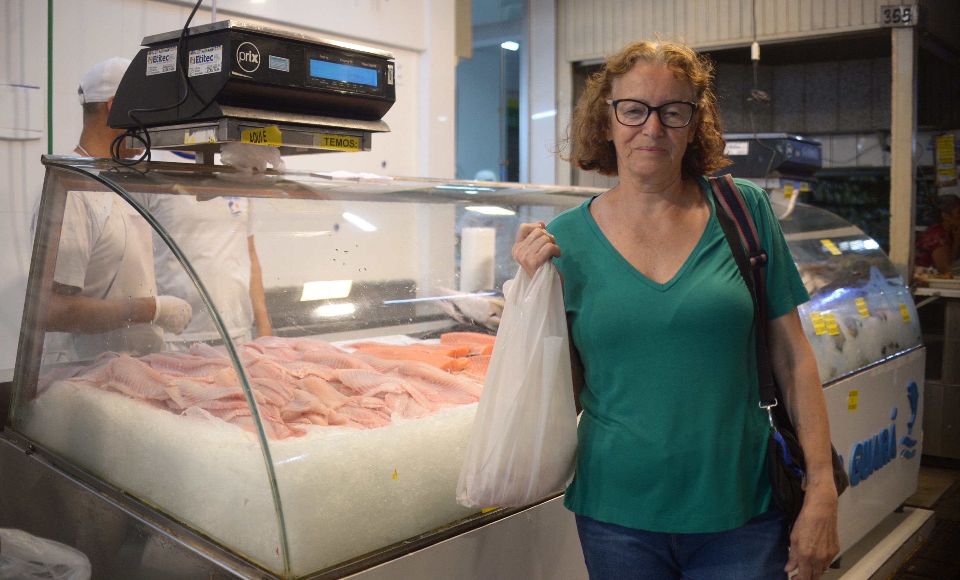  06/03/2025. Ed Alves CB/DA Press. Cidades. Peixaria - Vendas de Peixes na quaresma. Na foto, Dona maria Julio. 