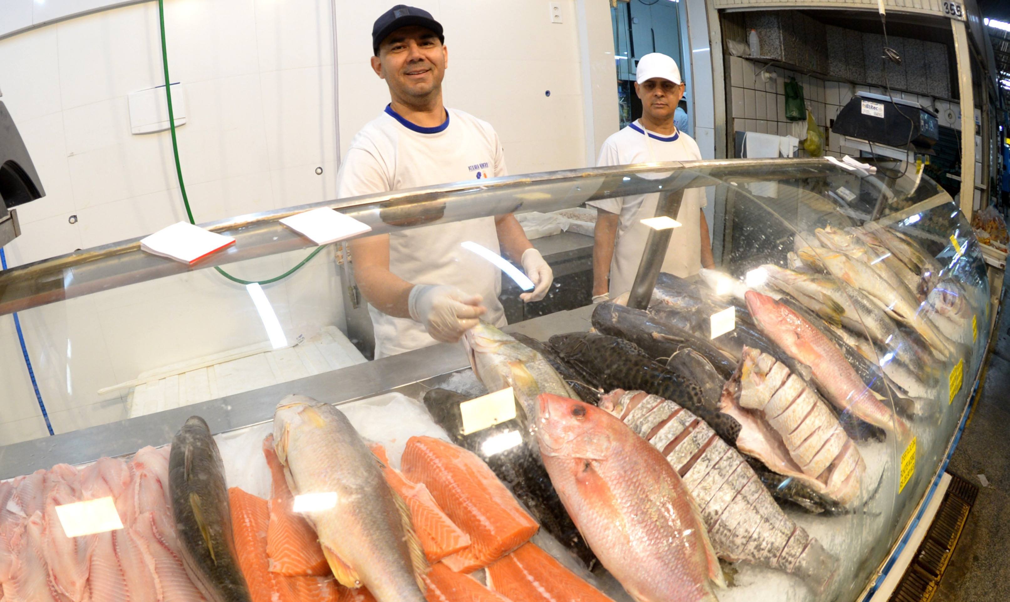  06/03/2025. Ed Alves CB/DA Press. Cidades. Peixaria - Vendas de Peixes na quaresma. 