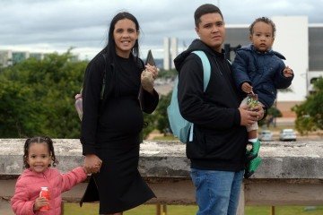 Davidson e a esposa, Bruna Silva, vestiram os filhos com roupas mais quentes antes de sair para uma consulta médica -  (crédito: Ed Alves/CB/D.A Press)