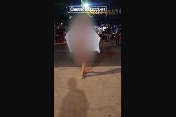 De óculos escuros e abrindo seu casaco, revelando o corpo nu, a mulher dançou e se aproximou da câmera que gravava a cena -  (crédito: Material cedido ao Correio)