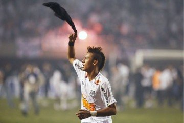 Neymar vence Libertadores de 2011 com o Santos    