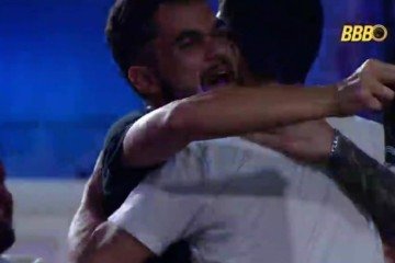 BBB25: João Pedro volta para a festa e debocha de Vitória