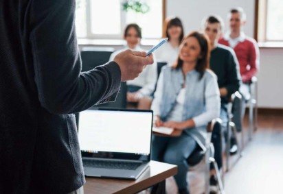 Sala de aula com alunos -  (crédito: Reprodução/Freepik)