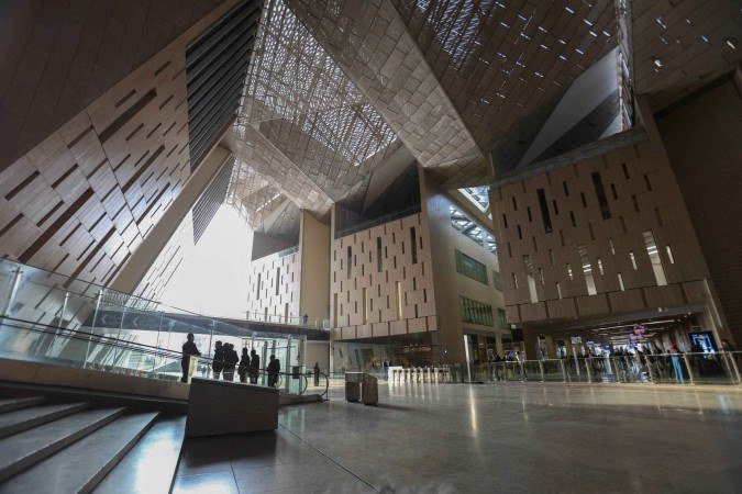 Visitantes caminham pela entrada do Grande Museu Egípcio (GEM) em Gizé, na periferia sudoeste da capital Cairo, em 25 de fevereiro de 2025 - (crédito: Hasan MROUE/AFP) Visitantes caminham pela entrada do Grande Museu Egípcio (GEM) em Gizé, na periferia sudoeste da capital Cairo, em 25 de fevereiro de 2025 - (crédito: Hasan MROUE/AFP)