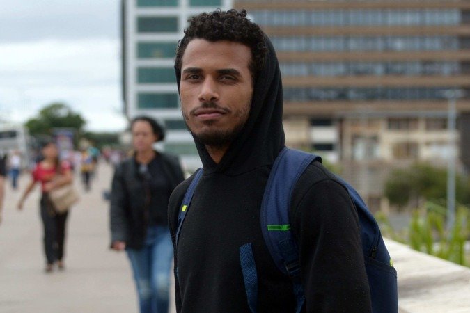 Caleb Silva se sente mais estiloso e bonito com casaco 