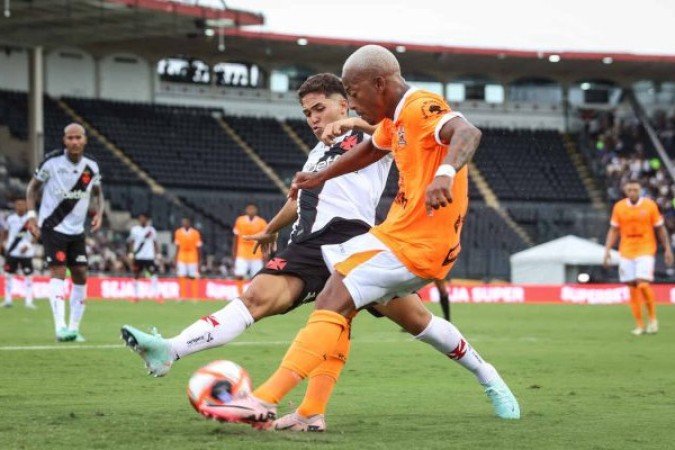 NOVA IGUAÇU - Nem pareceu o time que vinha dando trabalho ao Vasco nas últimas quatro partidas. Foram mesmos espectadores no Nilton Santos. NOTA 3,0. Foto: Dikran Sahagian/Vasco