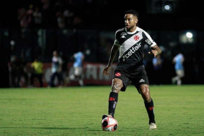 JAIR - Entrou na vaga de Hugo Moura e seguiu o bom trabalho no meio, fazendo associações com os colegas e mantendo a posse de bola. NOTA 7,0. Foto: Matheus Lima/Vasco