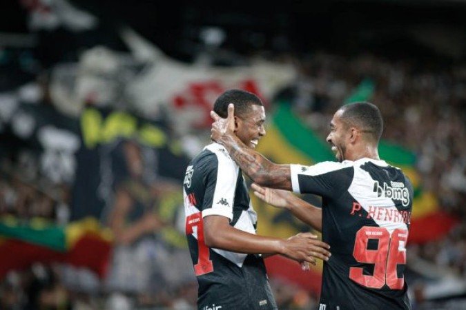 PAULO HENRIQUE - Sempre livre pela direita, jogador (à direita na foto) foi bastante acionado. Se tivesse mais capricho na definição das jogadas, estaria no futebol europeu. NOTA 7,0. Foto: Dikran Sahagian/Vasco