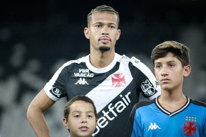 JOÃO VICTOR - Partida absoluta do zagueiro vascaíno. Ganhou todos os duelos e fez saída de bola praticamente perfeita. NOTA 8,5. Foto: Matheus Lima / Vasco