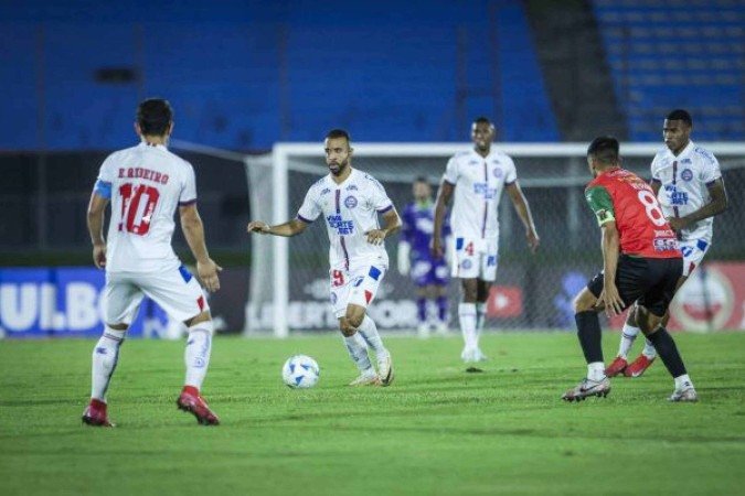 Bahia (de branco) fica no 0 a 0, fora de casa, diante do Boston River -  (crédito: Foto: Rafael Rodrigues/EC Bahia)