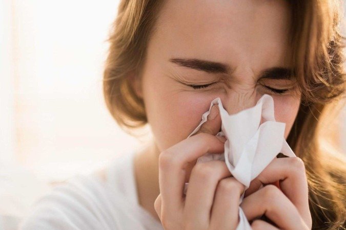 Imagens da bactéria <em>Staphylococcus</em> — uma saudável à esquerda, e outra sendo destruída à medida que sua camada externa é rompida por antimicrobianos produzidos pelo proteassoma -  (crédito: Weizmann Institute of Science)