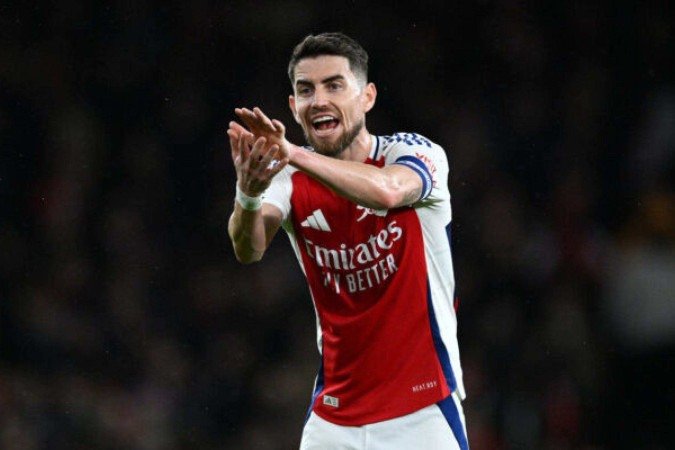 Jorginho em ação com a camisa do Arsenal, da Inglaterra -  (crédito: Foto: Justin Setterfield/Getty Images)