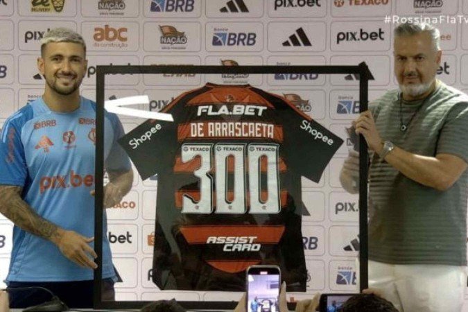 Arrascaeta recebendo a camisa de número 300 de José Boto -  (crédito: Foto: FlaTV)