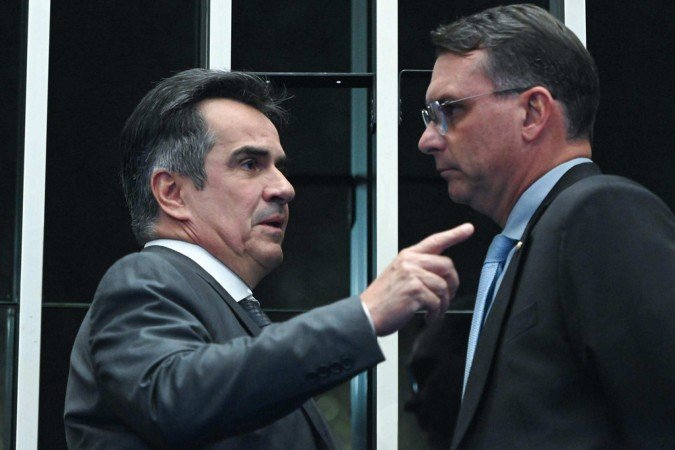 Apesar de ter um ministro no governo, Ciro Nogueira (esq.) faz oposição a Lula (PT); na foto, ele conversa com o senador Flávio Bolsonaro (PL-RJ), filho de Jair Bolsonaro (PL) - (crédito: Andressa Anholete/Senado) Apesar de ter um ministro no governo, Ciro Nogueira (esq.) faz oposição a Lula (PT); na foto, ele conversa com o senador Flávio Bolsonaro (PL-RJ), filho de Jair Bolsonaro (PL) - (crédito: Andressa Anholete/Senado)