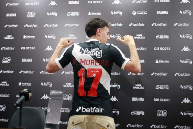 NUNO MOREIRA - Grande estreia do português! Precisou de apenas nove minutos para dar sua primeira assistência (gol de Rayan). Ótimas tabelas com Philippe Coutinho, que teve sua atuação potencializada pelo novo parceiro de ponta esquerda. NOTA 8,5. Foto: Matheus Lima/Vasco