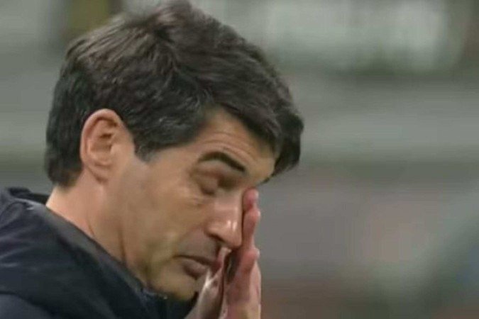 Treinador Paulo Fonseca vai às lágrimas durante partida do Lyon - (crédito: Foto: Reprodução / RMC Sport) Treinador Paulo Fonseca vai às lágrimas durante partida do Lyon - (crédito: Foto: Reprodução / RMC Sport)