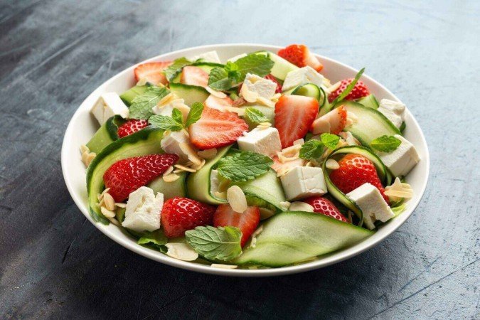 Salada de pepino com queijo e morango (Imagem: DronG | Shutterstock) - (crédito: EdiCase) Salada de pepino com queijo e morango (Imagem: DronG | Shutterstock) - (crédito: EdiCase)