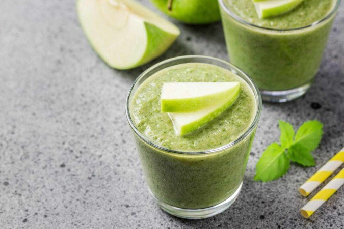 Suco verde com maçã-verde (Imagem: Irina Rostokina | Shutterstock) - (crédito: EdiCase) Suco verde com maçã-verde (Imagem: Irina Rostokina | Shutterstock) - (crédito: EdiCase)