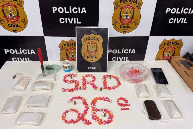 O homem foi autuado em flagrante pelos crimes de tráfico de drogas e posse ilegal de munição de uso permitido - (crédito: Divulgação/PCDF) O homem foi autuado em flagrante pelos crimes de tráfico de drogas e posse ilegal de munição de uso permitido - (crédito: Divulgação/PCDF)