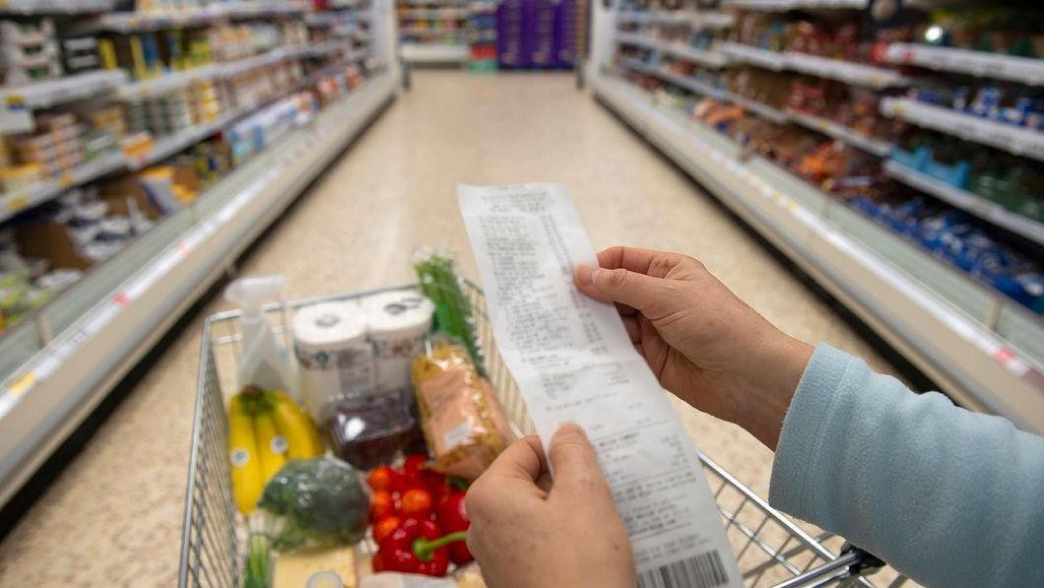 Inflação faz brasileiros cortarem comida do prato, diz Datafolha
