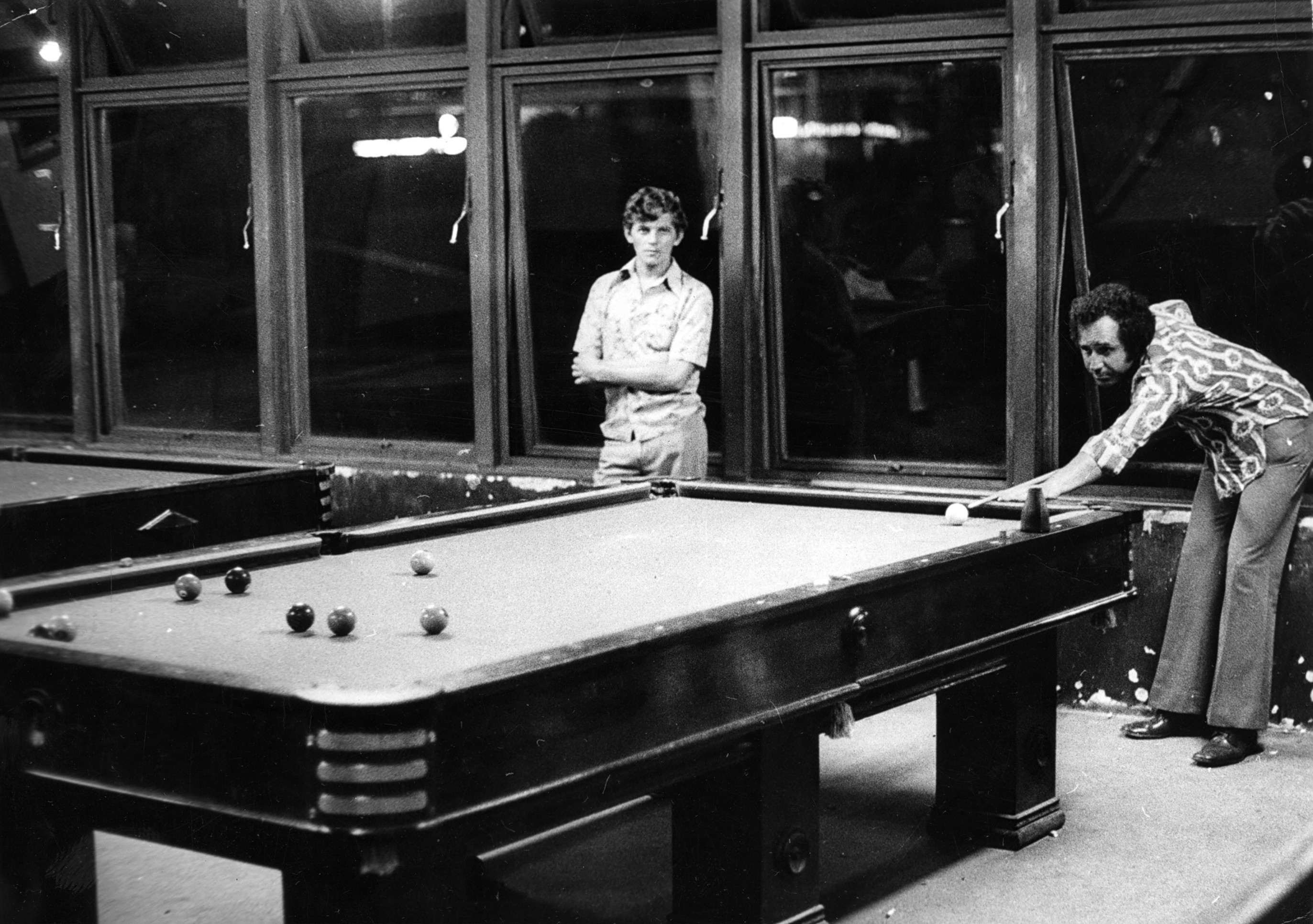  30/03/1976. Crédito: Adauto Cruz/CB/D.A Press. Brasil. Brasília - DF. Dois homens jogam sinuca no CONIC, no Setor de Diversões Sul.        Caption 