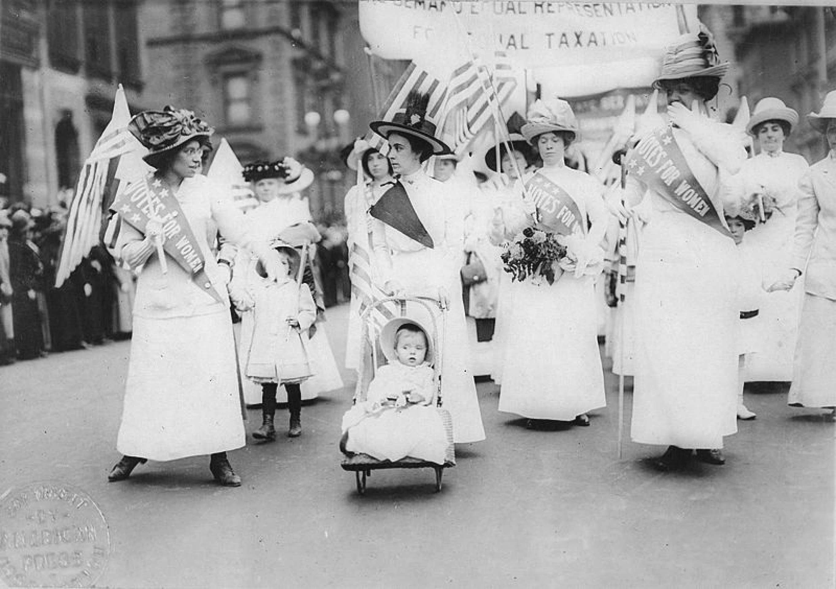 Dia Internacional das Mulheres - manifestação pelo voto/sufrágio feminino -  (crédito: Wikimedia Commons)