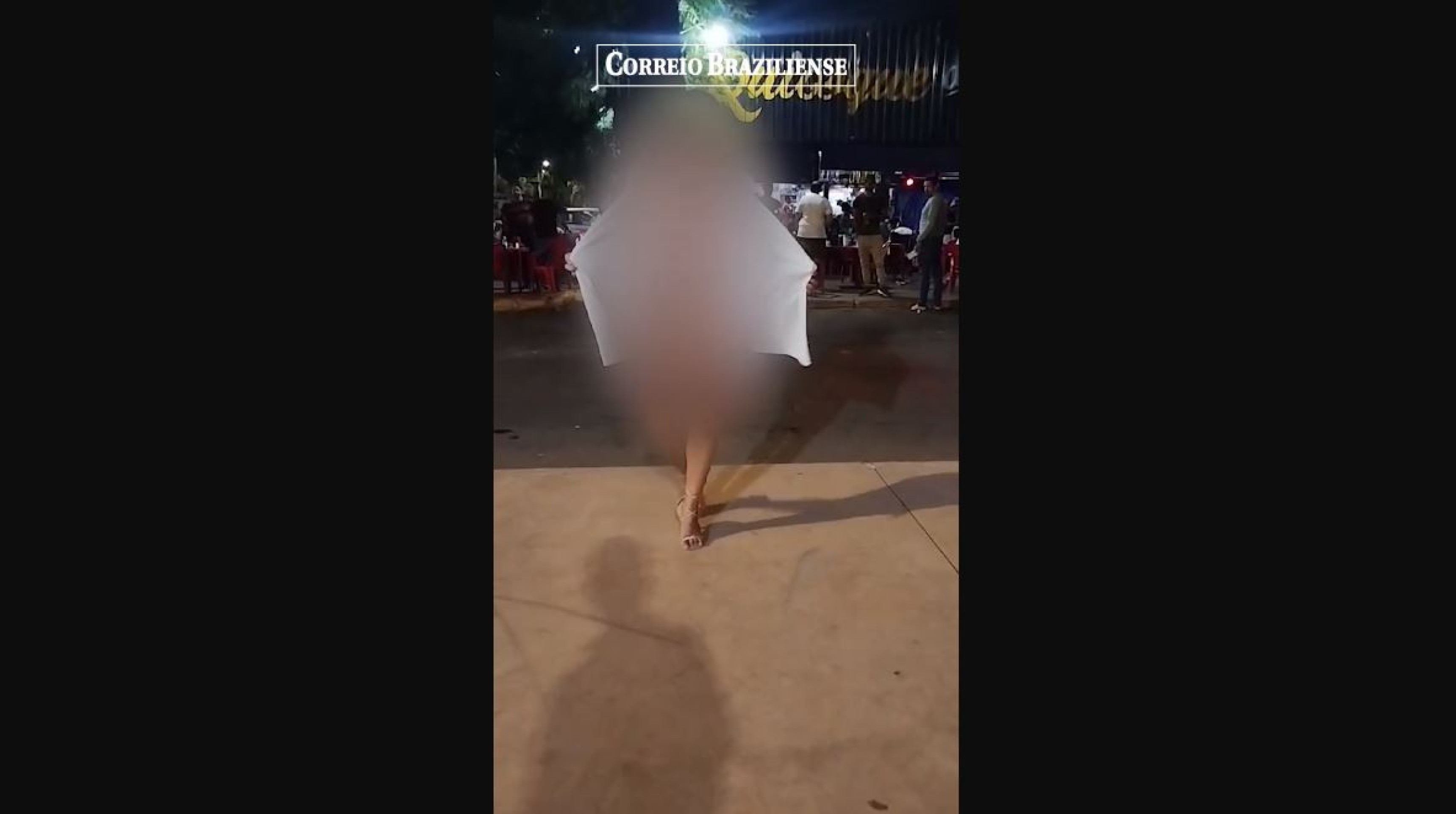 Vídeo: Vestindo apenas blazer, mulher dança pelada em frente à delegacia