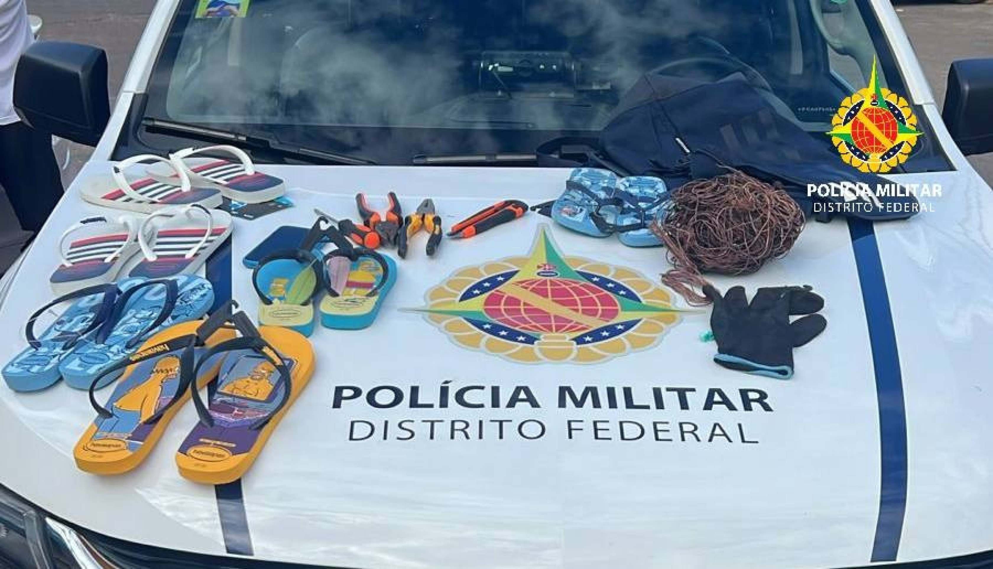 Gangue do chinelo: grupo é detido com sandálias furtadas e drogas no Gama