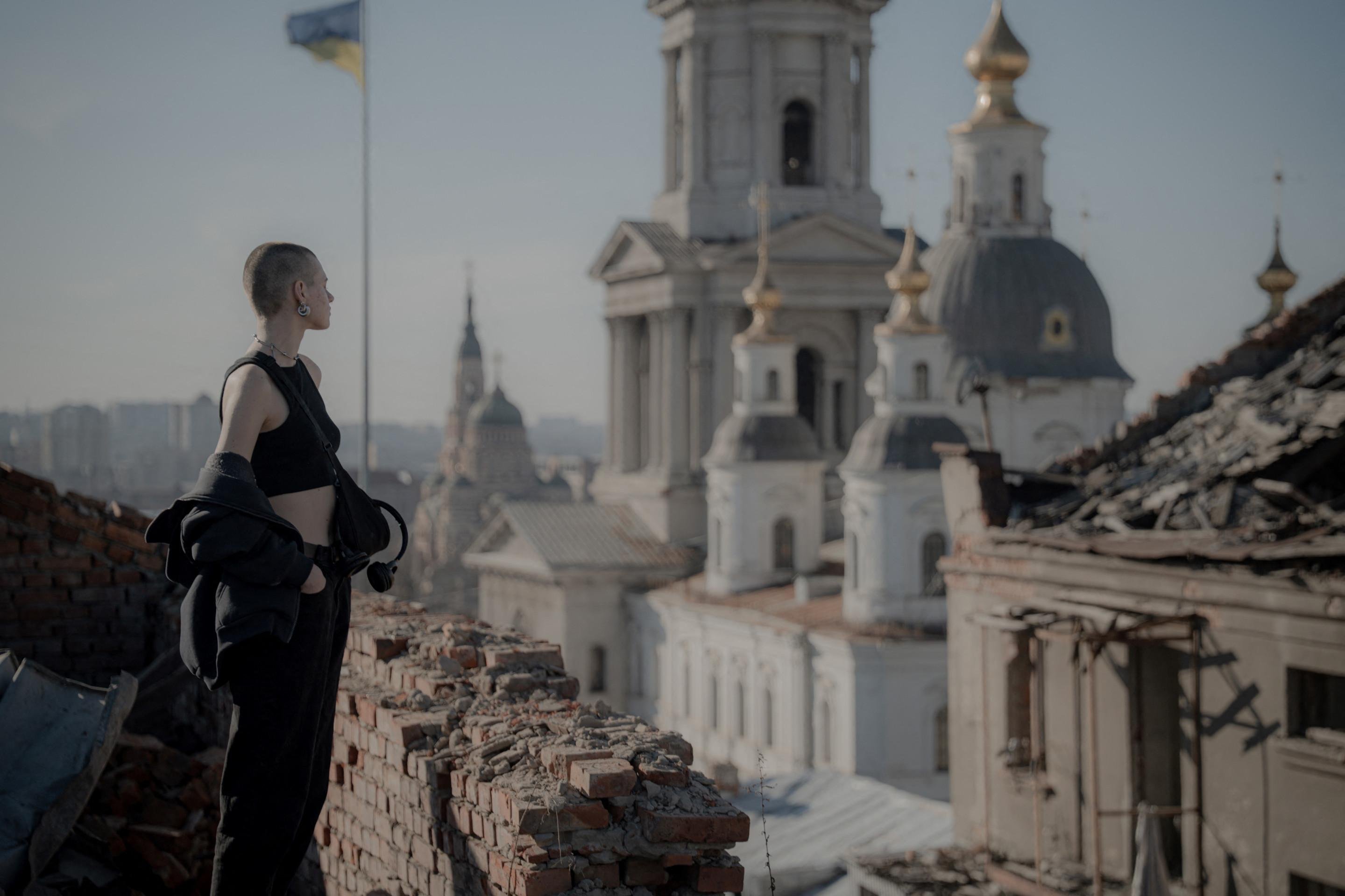 Valentyna Guk, artista plstica ucraniana, sobre os telhados de prdios destrudos em Kharkiv