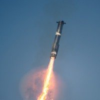 O propulsor SpaceX Starship Flight 8 retorna de sua subida na praia de Boca Chica em 06 de março de 2025 em Boca Chica Beach, Texas      