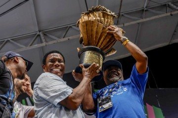 Neguinho da Beija-Flor levanta troféu após Beija-Flor conquistar o título de campeã no carnaval do Rio de Janeiro