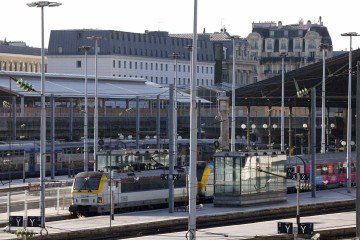 O artefato 'que não explodiu' foi encontrado na madrugada de sexta-feira durante obras de manutenção a 2,5 quilômetros da 'Estação do Norte' 'no meio dos trilhos' -  (crédito: GEOFFROY VAN DER HASSELT / AFP)