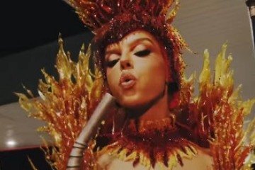 Giovanna Lancellotti rebate críticas à vitória da Beija-Flor