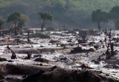 Bento Rodrigues arrasada pelos rejeitos da barragem do Fundão na manhã seguinte ao rompimento; 19 pessoas morreram na tragédia -  (crédito: Mateus Parreiras/EM/D.A.Press)