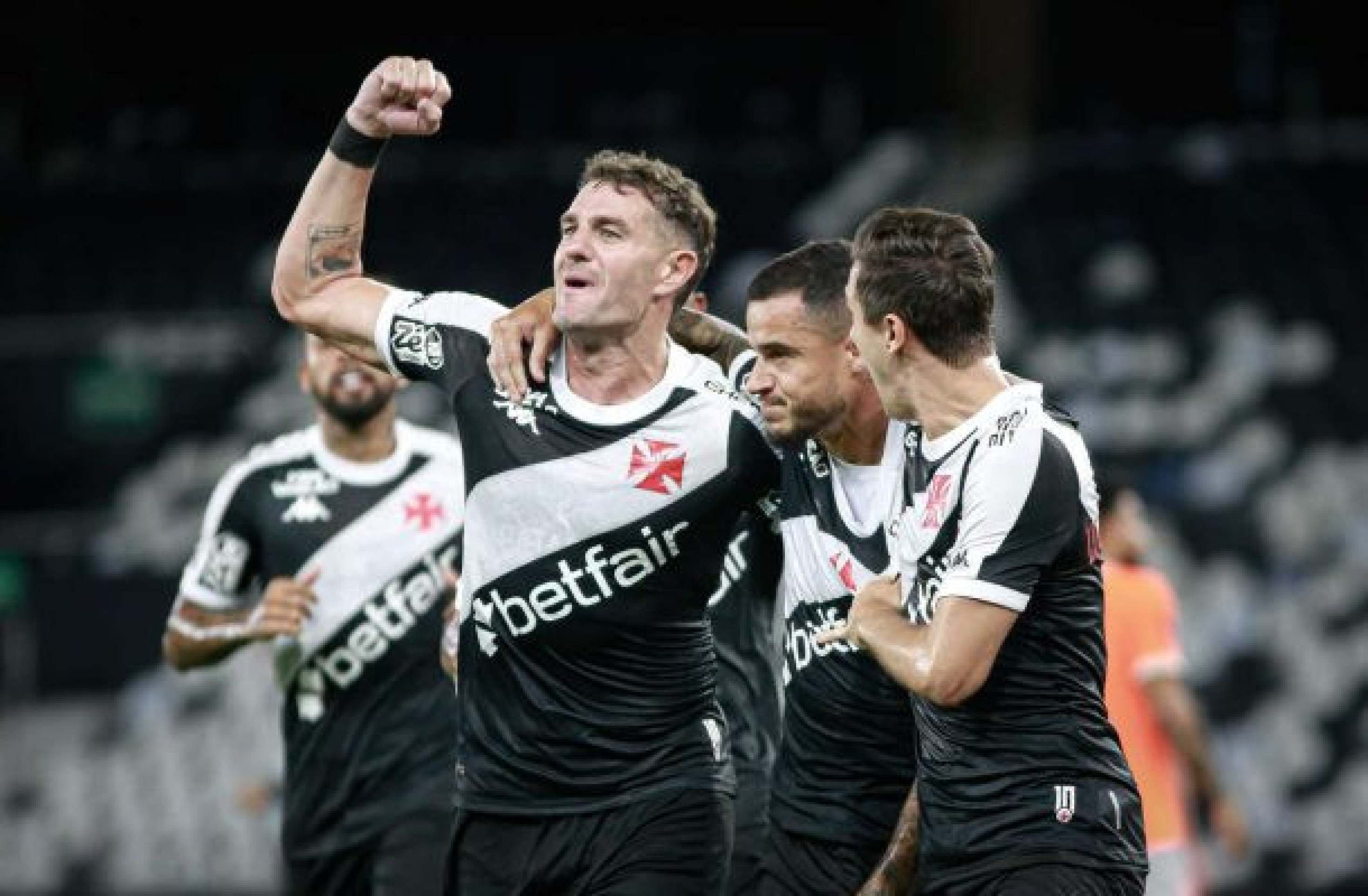 Vasco promove leilão de camisa rasgada de Vegetti contra o Nova Iguaçu