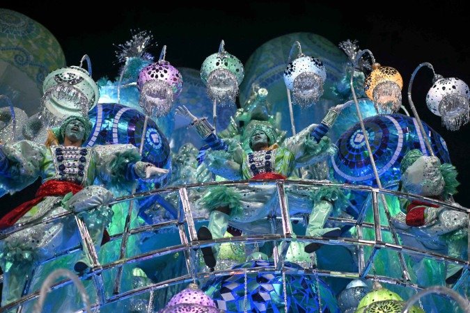 Foliões da escola de samba Grande Rio se apresentam durante a noite de encerramento do Carnaval do Rio no Sambódromo da Marquês de Sapucaí, no Rio de Janeiro, Brasil, em 5 de março de 2025      