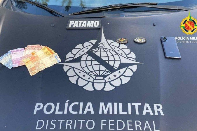 PMDF prende dois homens por receptação de celulares furtados e porte de drogas - (crédito: PMDF/Divulgação) PMDF prende dois homens por receptação de celulares furtados e porte de drogas - (crédito: PMDF/Divulgação)