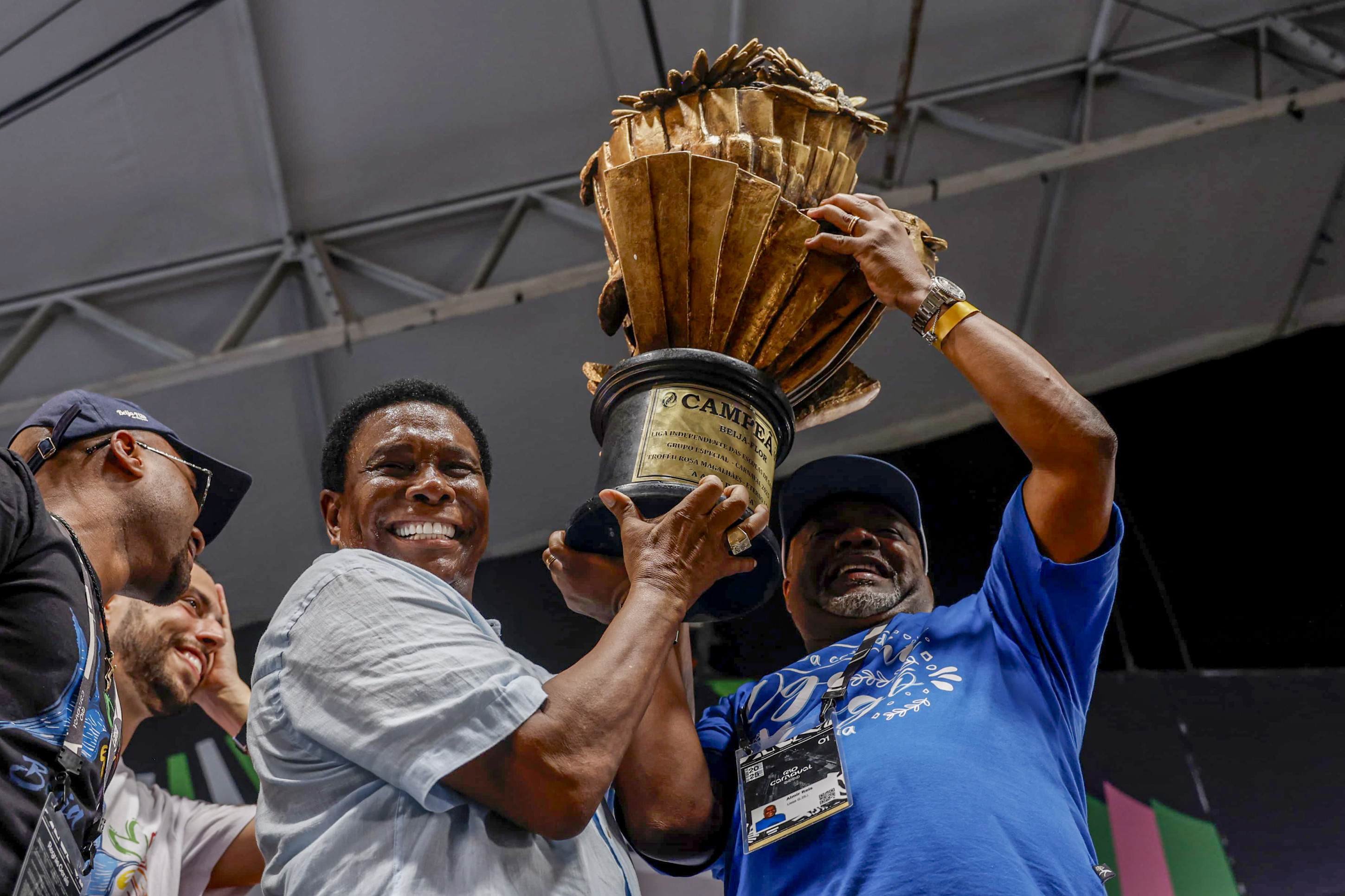 Neguinho da Beija-Flor levanta troféu após Beija-Flor conquistar o título de campeã no carnaval do Rio de Janeiro Neguinho da Beija-Flor levanta troféu após Beija-Flor conquistar o título de campeã no carnaval do Rio de Janeiro