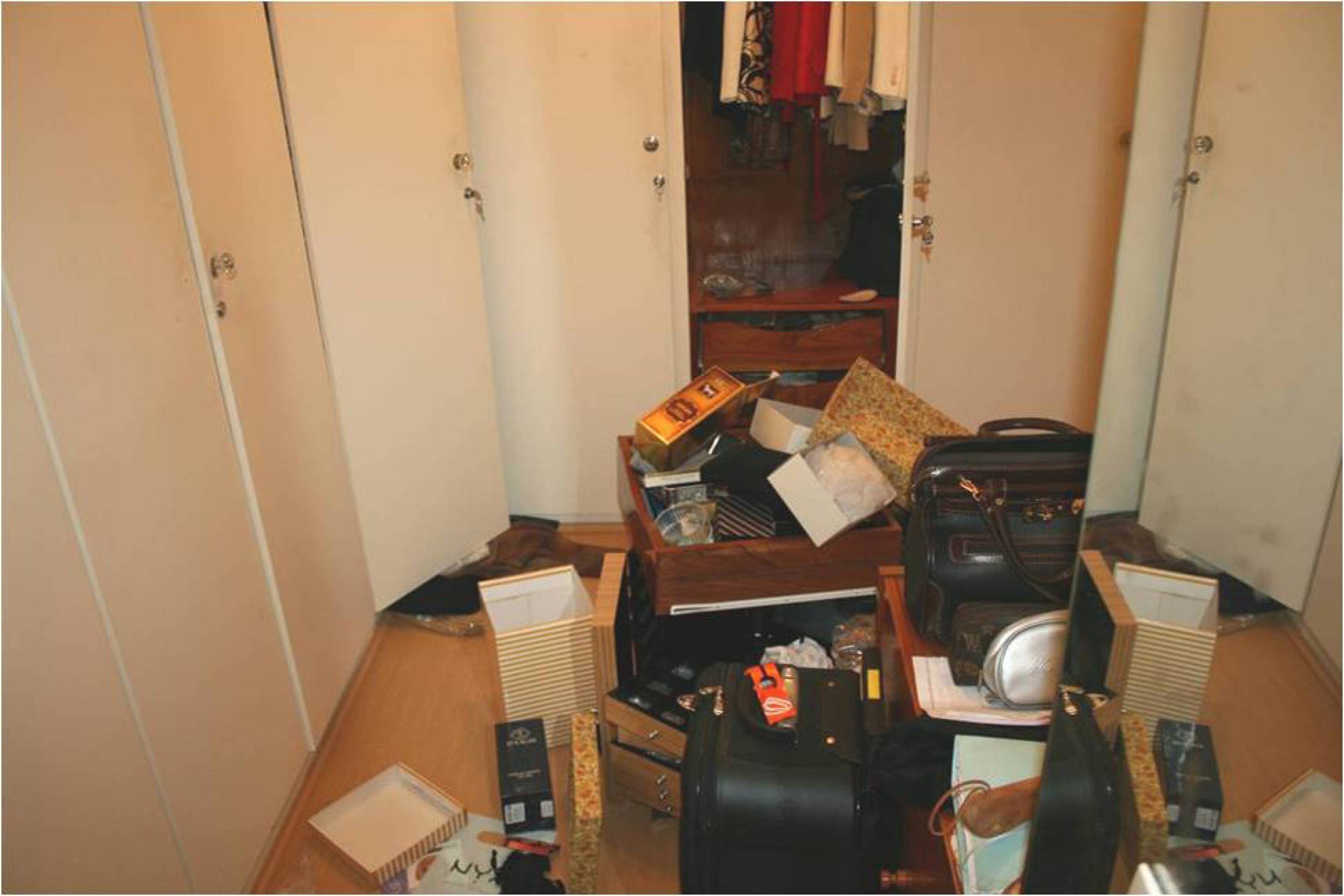 O crime ocorreu dentro do apartamento da família, no sexto andar do bloco C da 113 Sul, e os corpos foram encontrados em decomposição por parentes três dias depois, em 31 de agosto