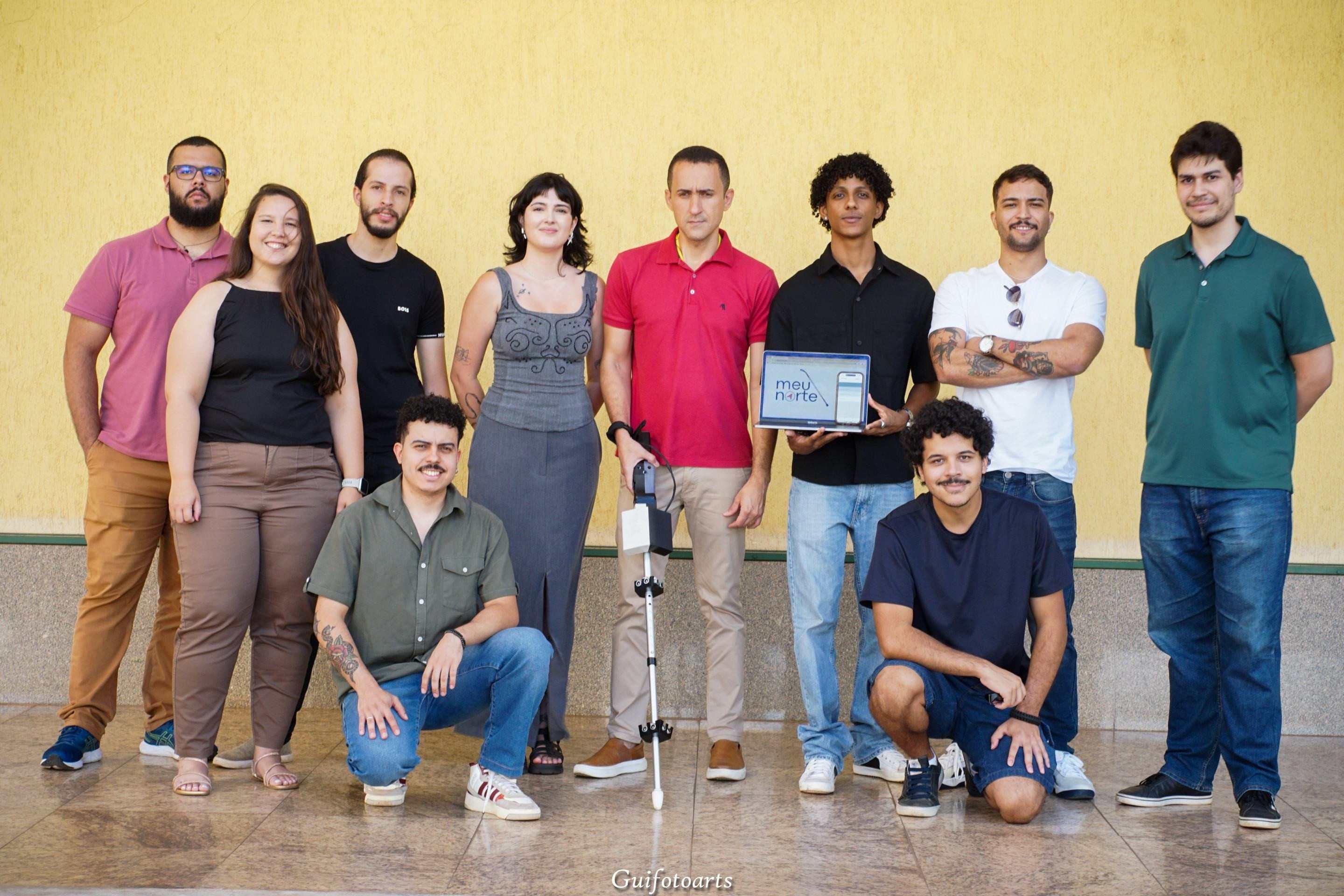 Universitários desenvolvem bengala tecnológica para pessoas cegas